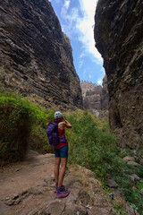 Fototapeta premium Photographer documenting dramatic canyon walls