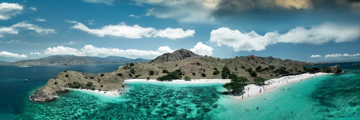 Gardinen Tropischer Strand Aerial panoramic view of Pink Beach in Komodo National Park surrounded by turquoise tropical waters  © jovannig