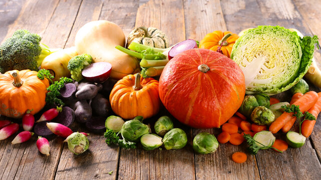 assorted of squah, pumpkin and winter vegetables