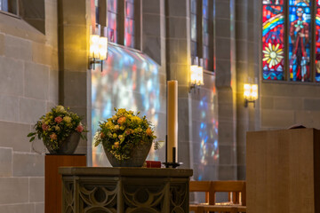 kirchenchor blumen sonnenstrahlen hochzeit