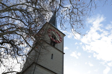 kirchturm kirchenuhr herbst glauben