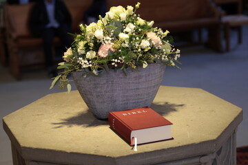 bibel taufstein kirche blumengesteck