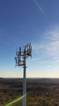 Impacto Invisible: Dron Orbitando Antena de Telefon&iacute;a y la Huella de las Ondas Electromagn&eacute;ticas