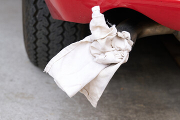 Auspuff mit Lappen verstopft zum &Uuml;berwindern