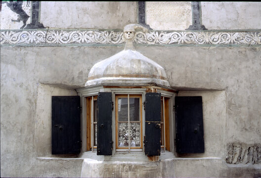 Ardez, Engadina, Grigioni, Switzerland: historic town with old houses