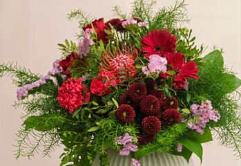 Blumenstrauß in Rottönen