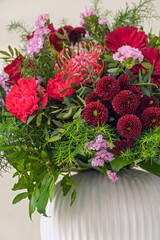 Blumenstrauß in Rottönen