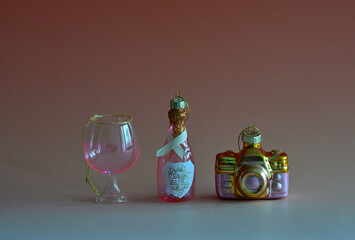 weihnachtsschmuck in Form eine Kamera, Flasche Sekt und einem Weinglas