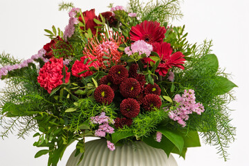 Blumenstrauß in Rottönen