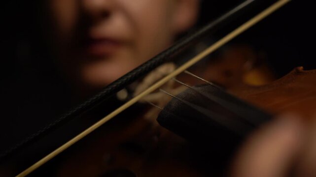 Violin Violinista Primer plano, detalles de violin estilo cinematografico, performance mujer, musico 