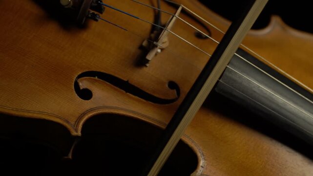 Violin Violinista Primer plano, detalles de violin tocando en estudio con fondo negro performance mujer, musico 