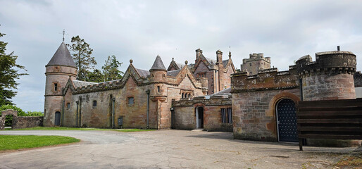 große mittelalterliche Burg mit vielen Türmen © natros