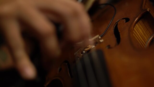 Violin Violinista Primer plano, detalles de violin estilo cinematografico, performance mujer, musico 