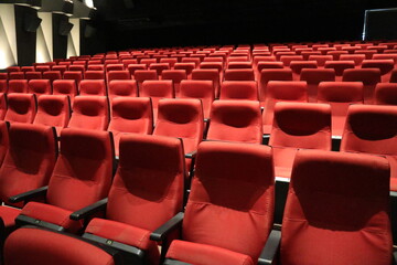 Obraz premium Modern empty cinema hall with screen