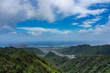 Fototapeta premium Pālolo Valley with the city skyline of Honolulu. Mauʻumae Ridge Trail (Puʻu Lanipō), Oahu, Hawaii. Koʻolau Range, shield volcano. On the right is Waʻahila Ridge 