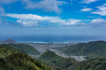 Fototapeta premium Pālolo Valley with the city skyline of Honolulu. Mauʻumae Ridge Trail (Puʻu Lanipō), Oahu, Hawaii. Koʻolau Range, shield volcano. On the right is Waʻahila Ridge 