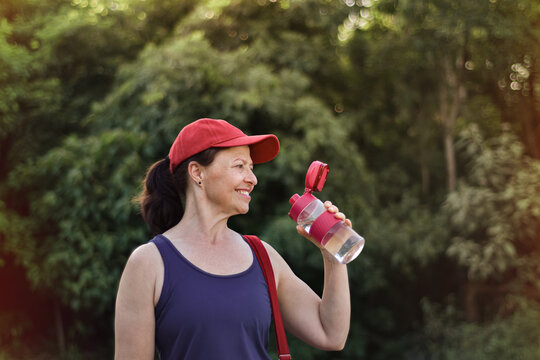 mulher bebendo &aacute;gua enquanto faz exerc&iacute;cios f&iacute;sicos ao ar livre, pausa para hidratar, satisfa&ccedil;&atilde;o pessoal com estilo de vida saud&aacute;vel
