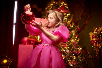 Naklejka premium surprised with a toy