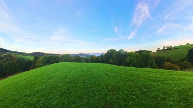 Idyllische Mittelgebirgslandschaft mit majest&auml;tischem gro&szlig;en Baum und sanften H&uuml;geln im Sonnenaufgang, perfekte Kulisse f&uuml;r beruhigende Momente, Freizeitaktivit&auml;ten und Naturprojekte, Schwarzwald