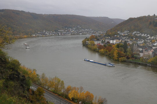 Frachtschiff auf dem Rhein im Mittelrheintal bei Boppard bei regnerischem Wetter