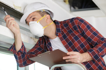 Naklejka premium inspector wearing mask while assessing property