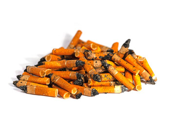 Zigarettenstummel vor weißem Hintergrund