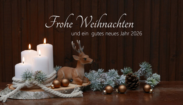 Weihnachtskarte:  Weihnachtsdekoration bestehend aus wei&szlig;en Kerzen, Zweigen einem Hirsch und Weihnachtskugeln, sowie der Beschriftung &bdquo;Frohe Weihnachten und ein gutes neues Jahr 2026&rdquo;.