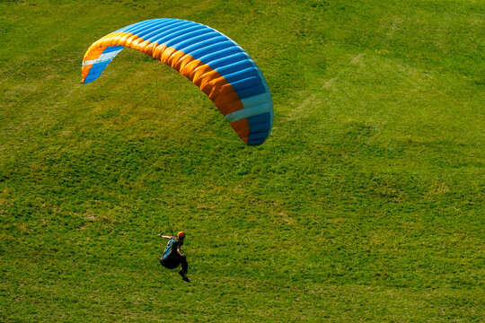 Parapentiste &agrave; l'atterrissage