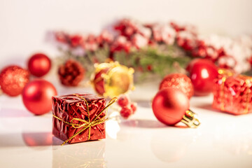 Weihnachtsdekoration in rot mit Geschenk und Christbaum Kugeln