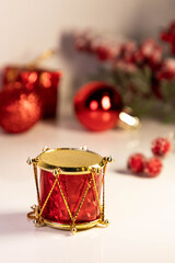 Weihnachtsdekoration in rot mit einer Trommel