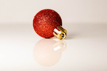 rote Christbaumkugel zentriert