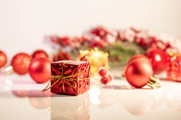 Weihnachtsdekoration in rot mit Geschenk und Christbaum Kugeln