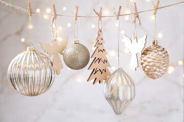 Obraz premium Beautiful Christmas decor hanging on string against blurred lights