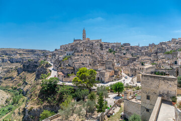 Vue sur le Sasso Barisano et la fl&egrave;che du Duomo depuis chemin qui m&egrave;ne au Covento di Sant'Agostino, &agrave; Matera, Italie