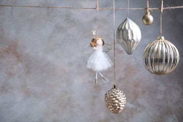 Obraz premium Beautiful Christmas decor hanging on string near light grey wall. Space for text