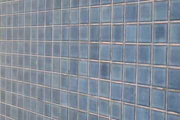 Fundo com pequenos azulejos azuis de parede de piscina em perspectiva, parede de área de banho © TT