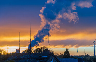 Sonnenuntergang &uuml;ber einem Braunkohlekraftwerk