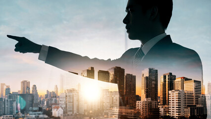 朝日夕日の中の都市オフィスで進路を指し示すビジネスパートナーリーダーと従う従業員の選択した進む未来