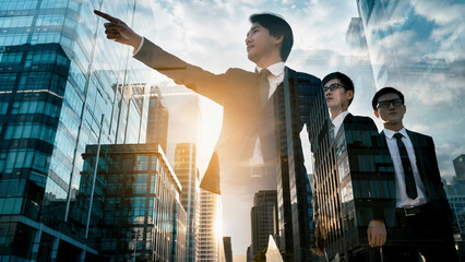 朝日夕日の中の都市オフィスで進路を指し示すビジネスパートナーリーダーと従う従業員の選択した進む未来
