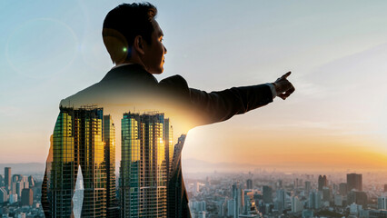 朝日夕日の中の都市オフィスで進路を指し示すビジネスパートナーリーダーと従う従業員の選択した進む未来