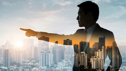 朝日夕日の中の都市オフィスで進路を指し示すビジネスパートナーリーダーと従う従業員の選択した進む未来