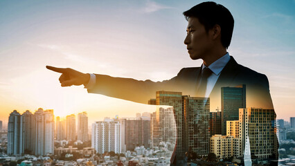 朝日夕日の中の都市オフィスで進路を指し示すビジネスパートナーリーダーと従う従業員の選択した進む未来