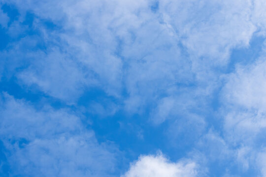 秋の山から見た空　雲が多い日03