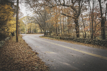Obraz premium Winding New England Country Road in Late Autumn Massachusetts 