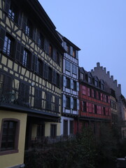 Façades médiévales alsaciennes aux tons vifs et traditionnels