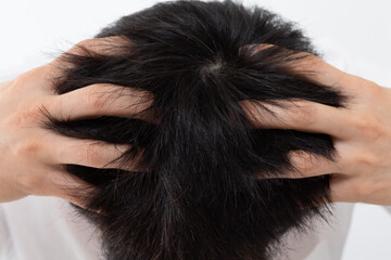 Fototapeta premium 頭皮マッサージをする男性