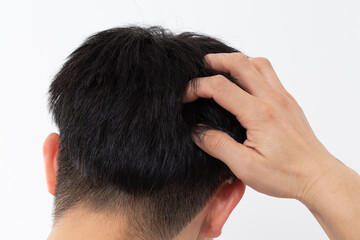 頭を掻く男性の後ろ姿