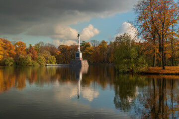 Obraz premium The Chesme Column in the center of the Great Pond in the Catherine Park of Tsarskoye Selo on a sunny autumn day, Pushkin, Saint Petersburg