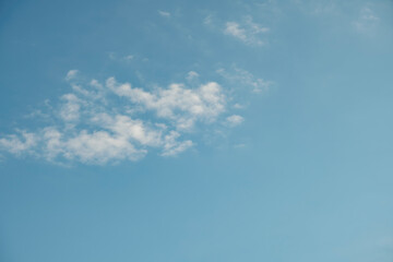秋晴れの薄い雲　さわやかな青空　天気・美しい背景　アウトドア・自然の背景