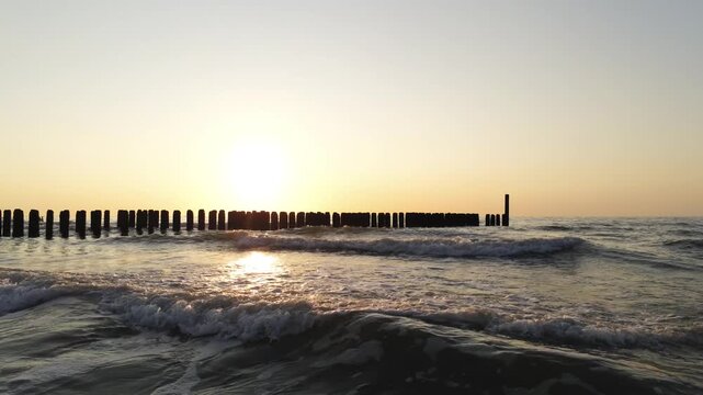 Die niederl&auml;ndische Nordseek&uuml;ste in Walcheren Zeeland bei tiefer Abendsonne.